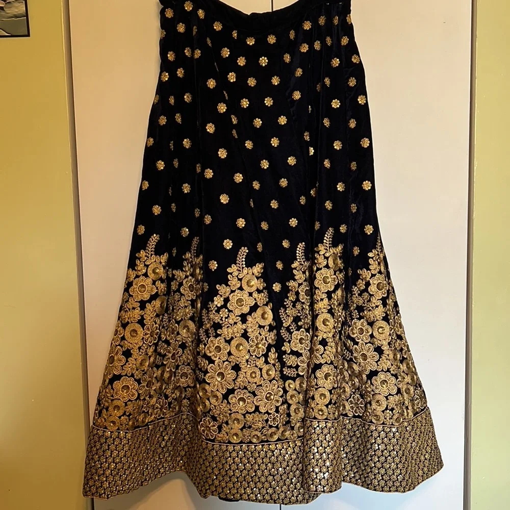 Blue velvet heavy gold embroidery Lehenga Choli - Picture 11 of 15
